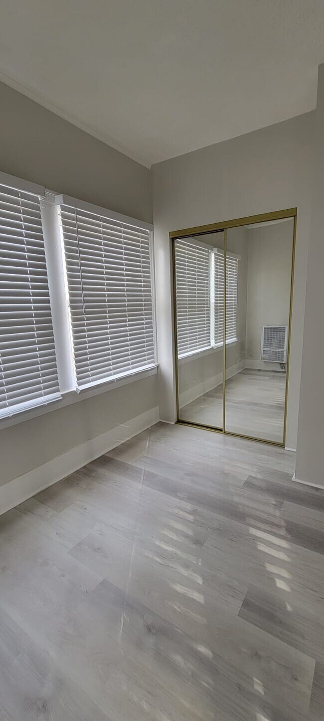 Building Photo - 527 W 46th St