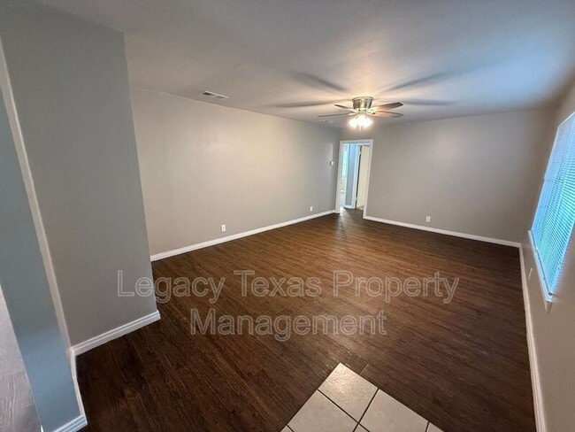 Building Photo - 101 Pine St