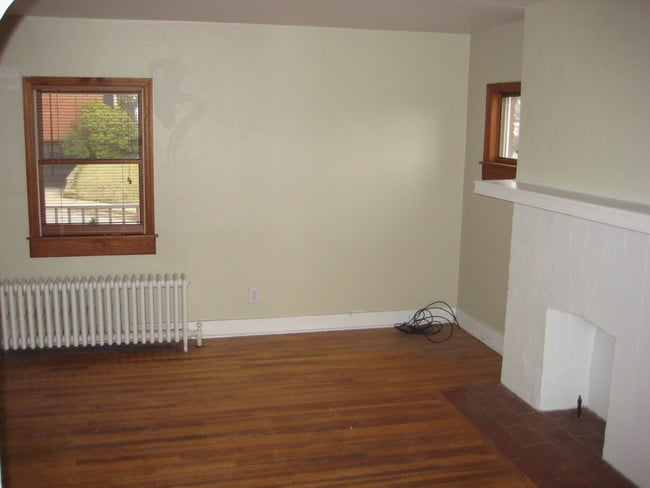 Building Photo - 520 McCully St
