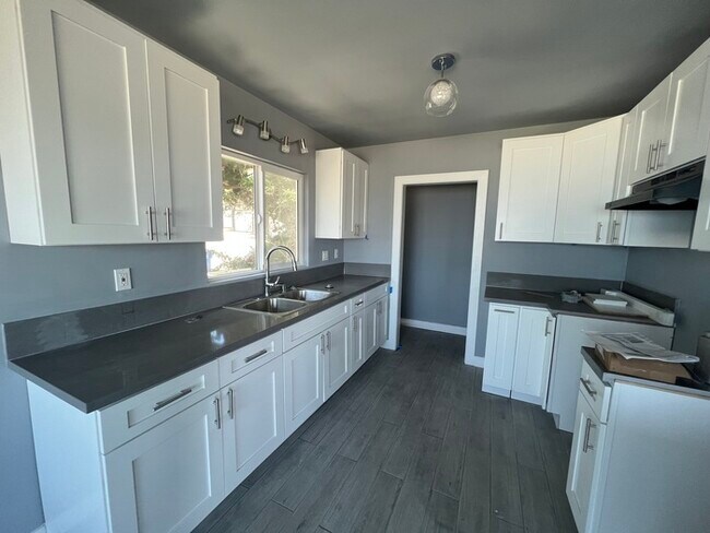 Building Photo - Costal Living, 2 Bedroom 2 Bathrooms in Sa...