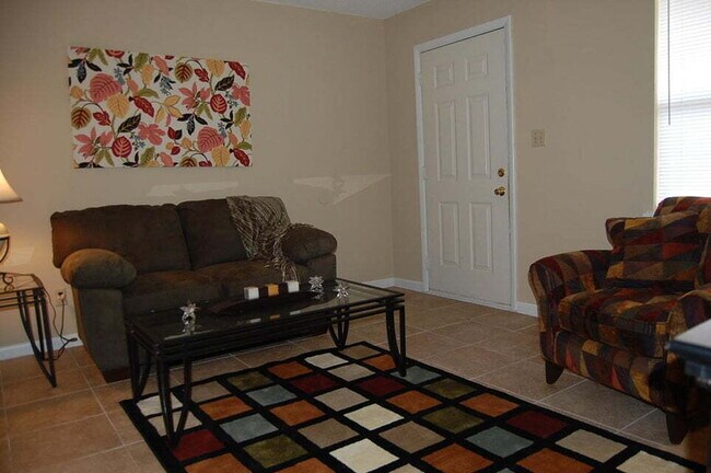 Building Photo - "Charming 2-Bedroom Apartment Retreat in M...