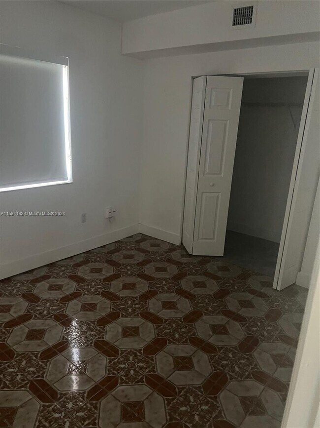 Building Photo - 220 SW 51st Pl