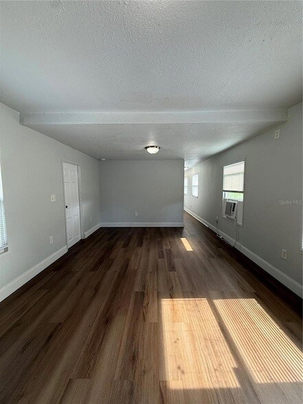 Building Photo - 37412 Carringer Rd