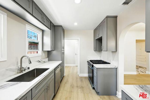 Foto del edificio - 8853 S Halldale Ave