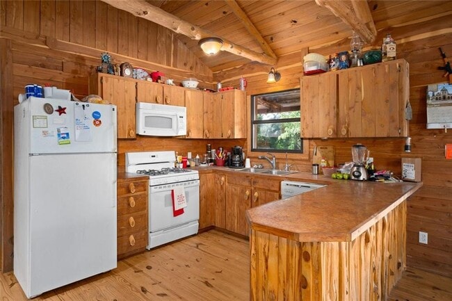 Building Photo - 1043 Lewis Ln