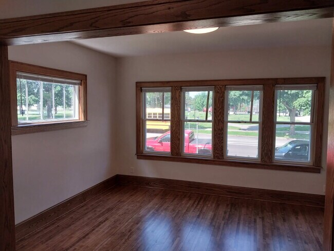 Apto. 2 Sala de estar - 1601 Portland Ave