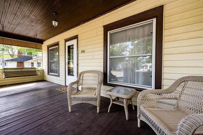 Building Photo - Charming 2 Bedroom
