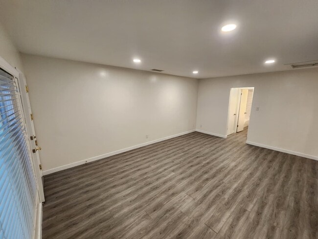 Building Photo - 701 S Osage Ave