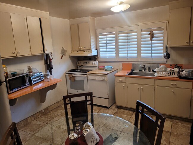 kitchen - 38350 Parkside Ct