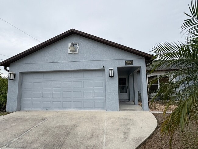 Building Photo - 3/2/2 Furnished Pool Home