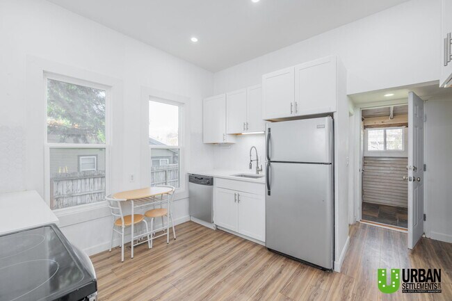 Building Photo - 1722 W Spofford Ave