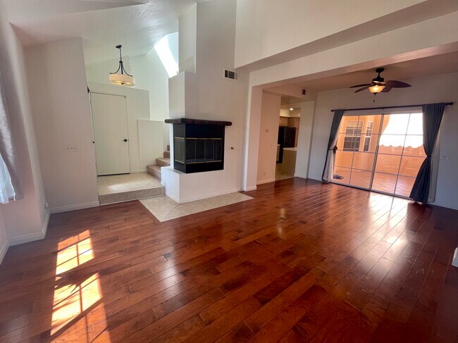 Sala de estar y comedor de concepto abierto - 7102 Phelps Rd