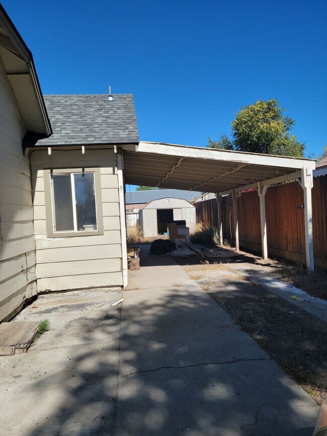 Building Photo - 3 bedroom, 1 bath in town