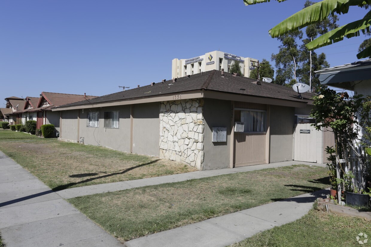 Primary Photo - 1757 W Neighbors Ave