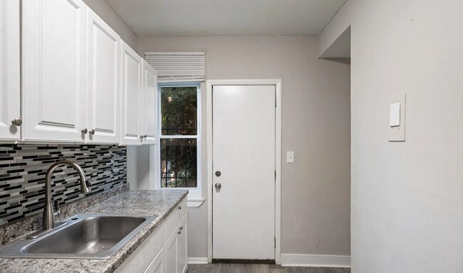 Foto del edificio - 281 W Franklin St