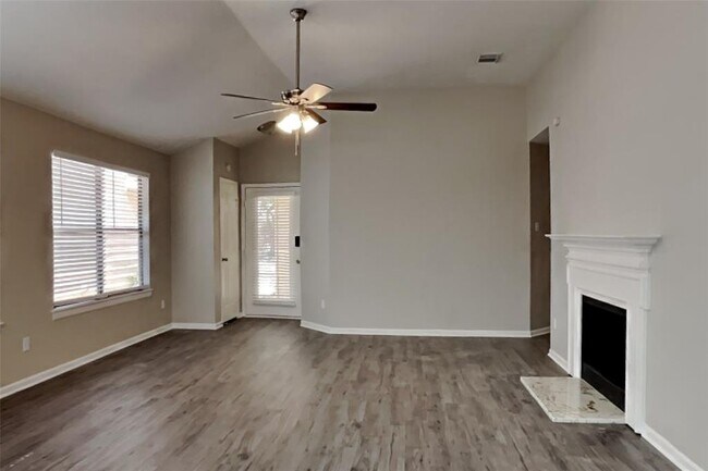 Foto del edificio - 7743 High Village Dr