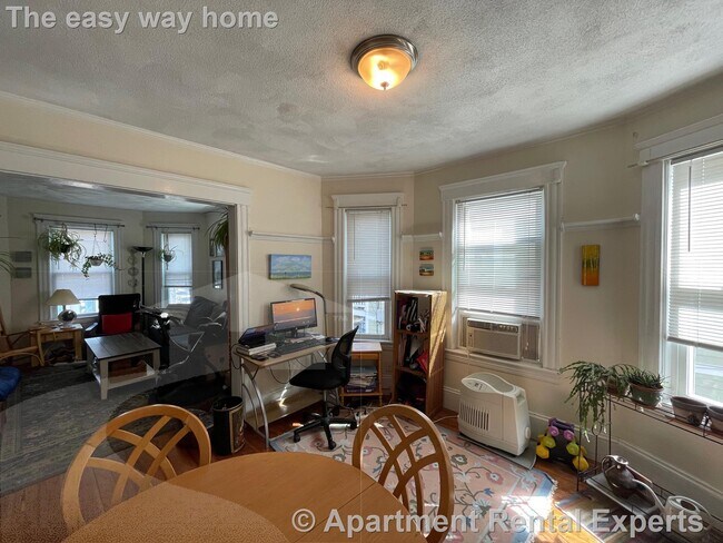 Foto del edificio - 11-15 Orrin St Unit #2