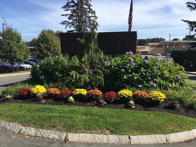 Foto del edificio - 1002 Paradise Rd