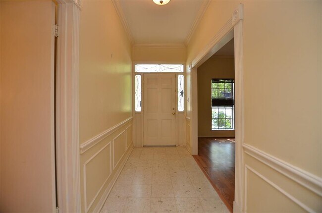 Building Photo - 1707 Springwell Dr