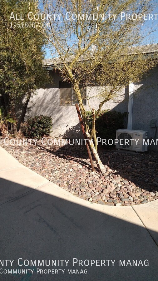 Building Photo - 2 bed, 1.5 bath apartment in 29 Palms!