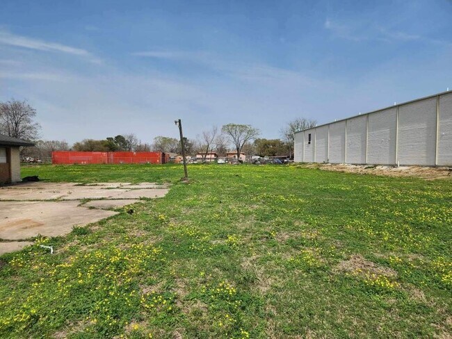 Building Photo - 2119 Ellis School Rd
