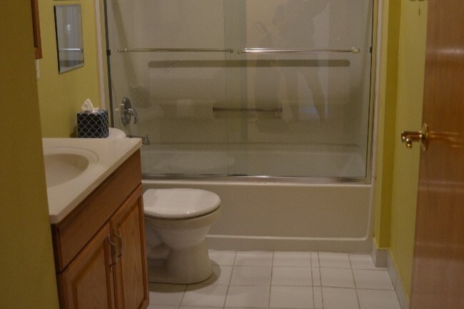 Full Bathroom - 37 S 20th St