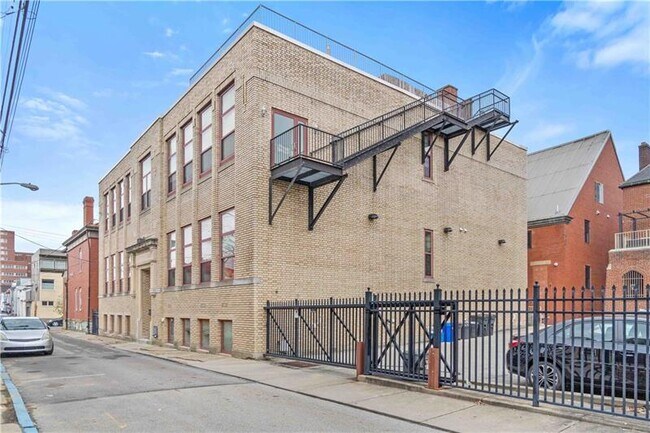 Building Photo - 1822 Harcum Way