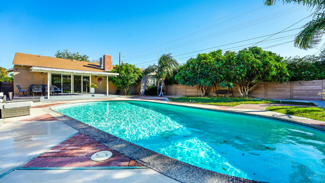 Foto del edificio - 8745 Valjean Ave