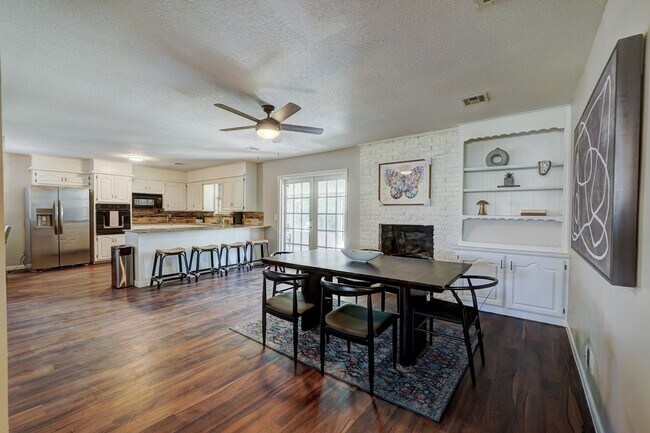 Foto del edificio - Turnkey Gem: Fully Furnished 5-Bedroom Home with Spacious Layout and Corner Lot!