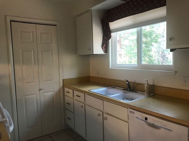 Building Photo - Upgraded Mountain Condo