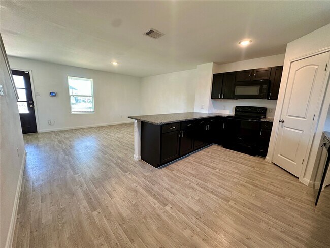 Foto del edificio - 16635 Colleen Pl