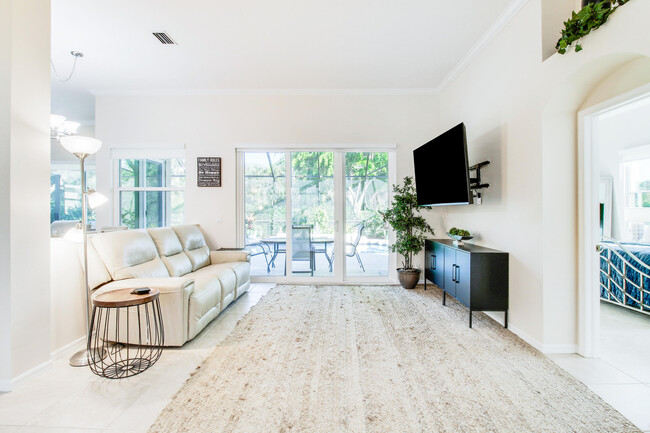 Building Photo - 421 SW Crabapple Cove