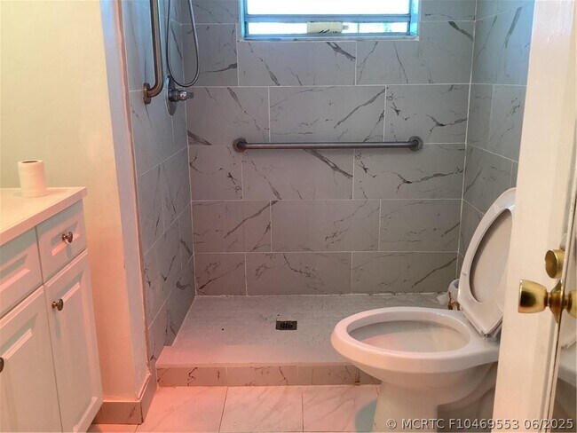 Foto del edificio - 1710 NE 191st St