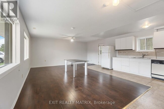 Building Photo - 2039-2039 44