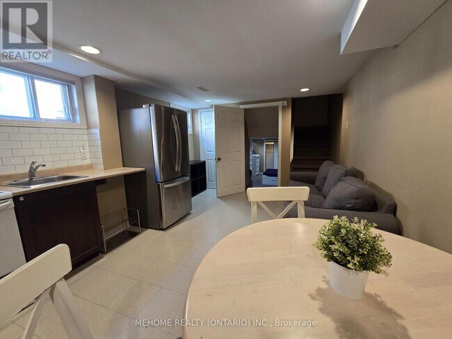 Building Photo - 121 Angus Dr