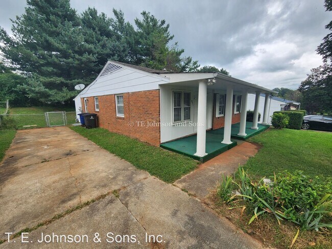 Building Photo - 3 br, 1.5 bath House - 831 Woodcote St.