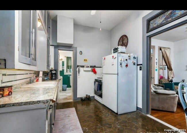 Foto del edificio - 2223 E Commerce St