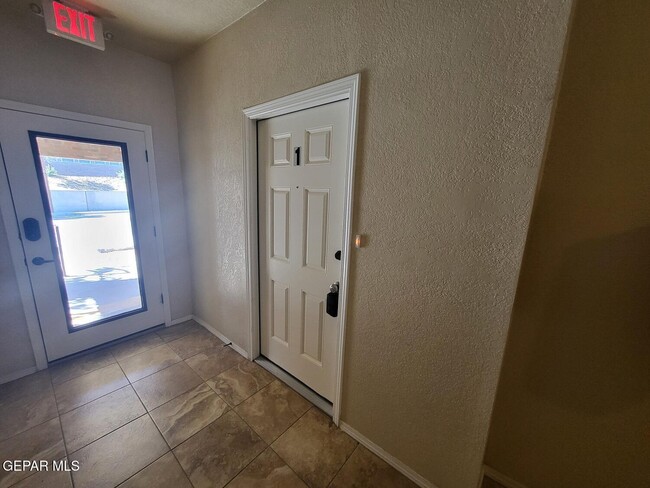 Building Photo - 2862 Grant Ave