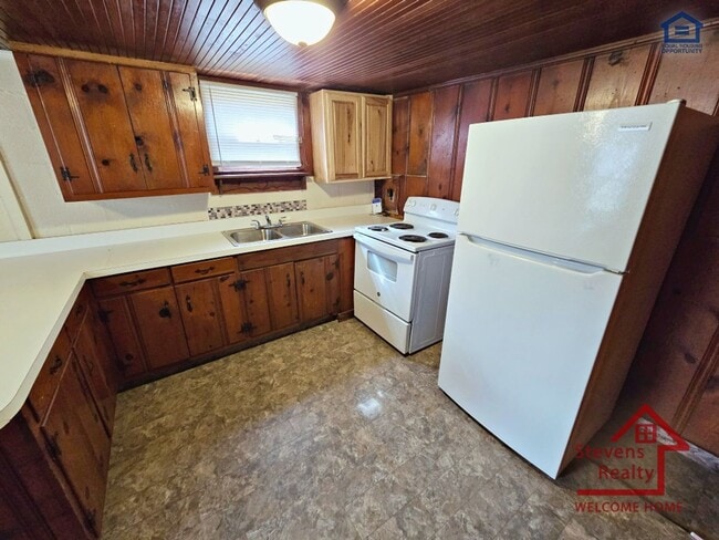 Building Photo - 1364 Crescent Dr