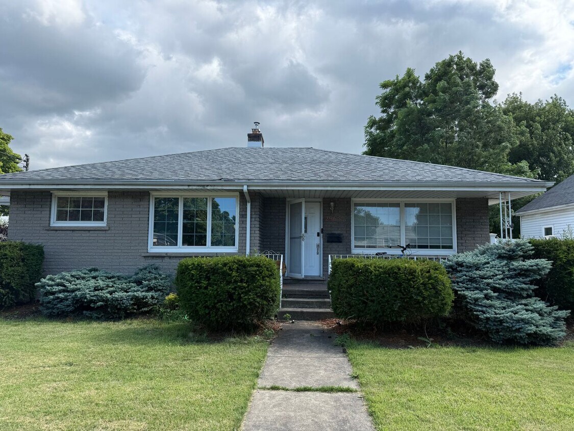 Foto principal - 3 bedroom 2 bath in the heart of Niagara F...