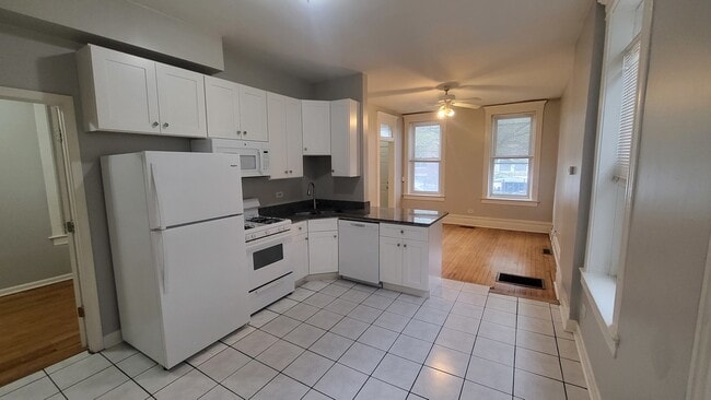 Building Photo - 1025 W Cullerton St