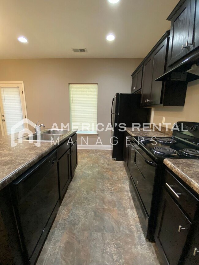 Foto del edificio - Home with Private Back Yard Available For Rent in Tuscaloosa! DEPOSIT PENDING!!!