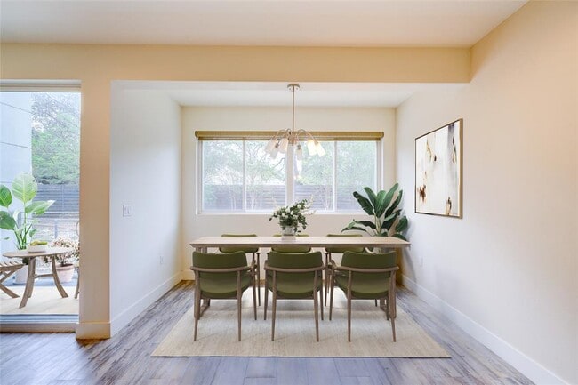 Building Photo - 604 N Bluff Dr