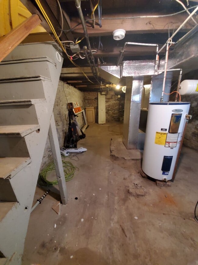 Building Photo - Spacious 3 Bedroom 1.5 Bath Brick Home