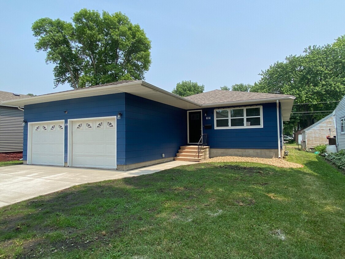 Primary Photo - 614 Freeborn Ave