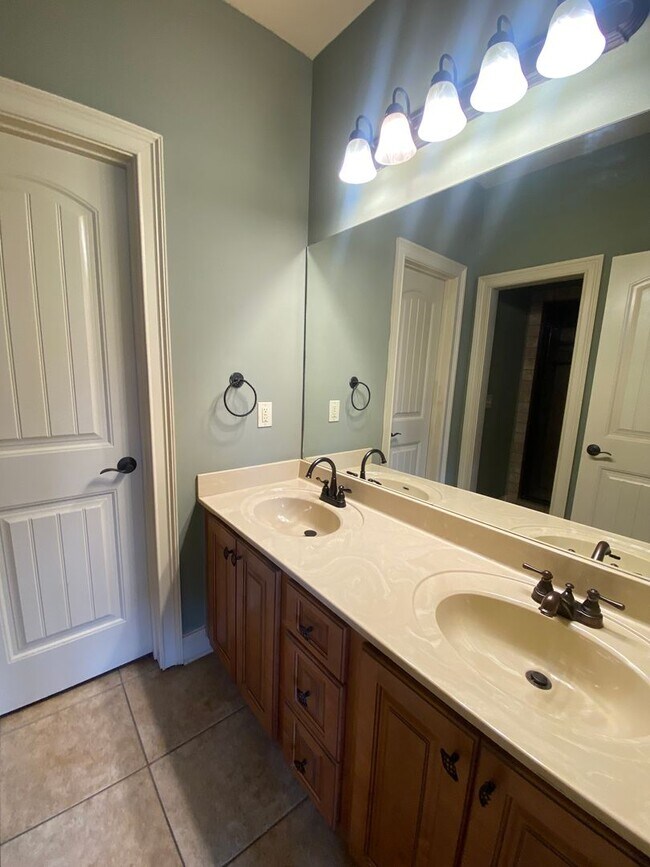 Foto del edificio - Runningvine Lane Townhome!