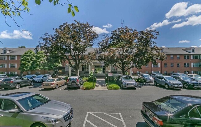 Foto del edificio - 5301 Westbard Cir