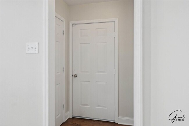 Building Photo - $1400 3 Bed / 2.0 Bath Updated Brick Home ...