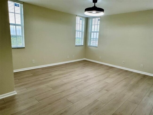 Building Photo - 3510 Oaks Way