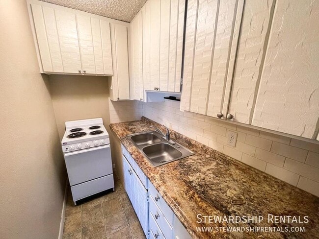 Photo - 893 W 5th Ave Apartment